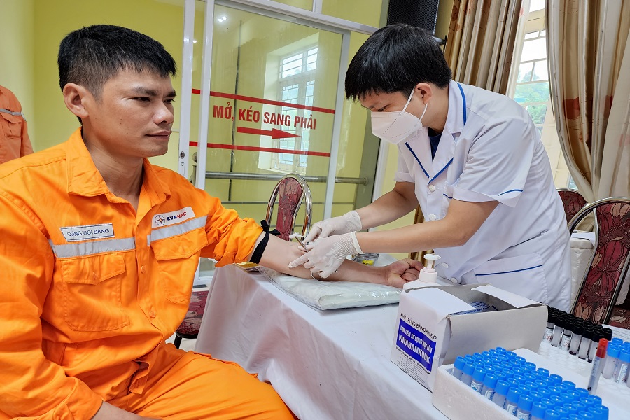 100 CBCNV được khám sức khỏe định kỳ lần 2 năm 2022